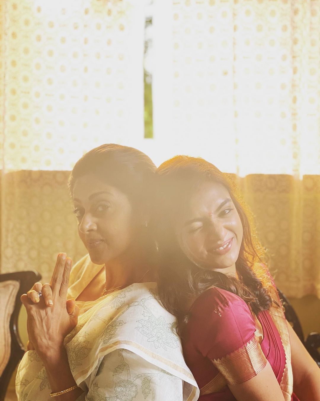 ഓൺസ്ക്രീൻ അമ്മയും മകളും പൊളി... നദിയയും നസ്രിയയും കലക്കൻ ലുക്കിൽ; ക്യാമറമാനെ തിരഞ്ഞ് സോഷ്യൽ മീഡിയ