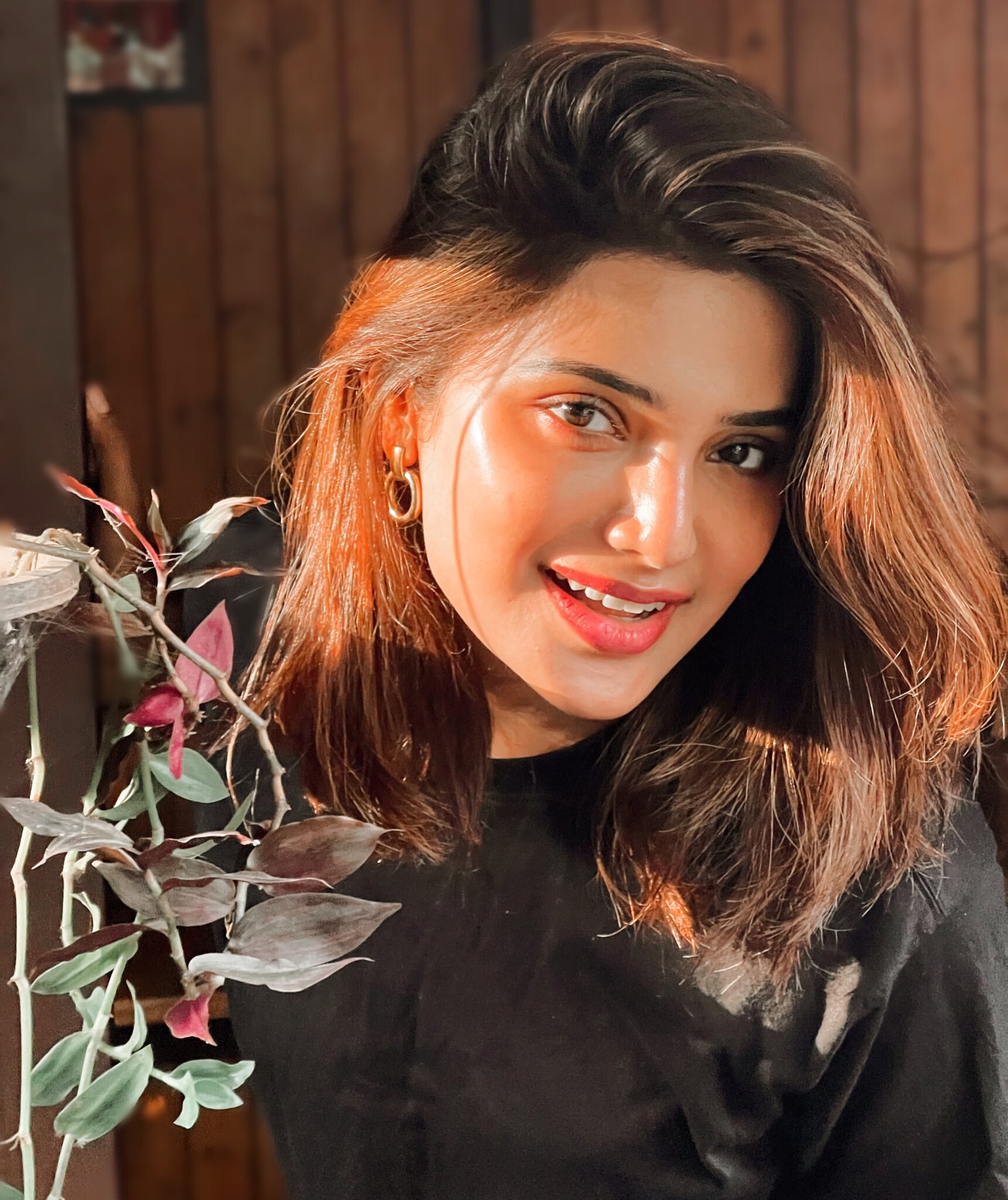 நடிக்க வாய்ப்பு தர மாட்டீங்களா?.. கவர்ச்சி போஸ் கொடுத்தும் நோ யூஸ்.. வருத்தத்தில் ஆத்மிகா!