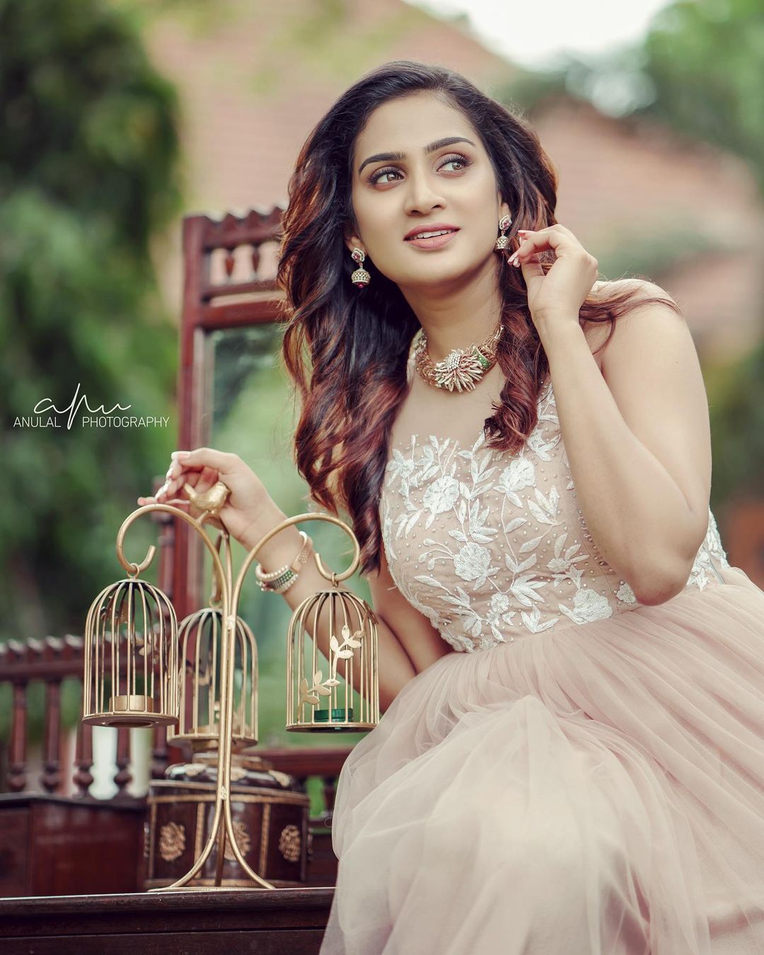 സിംപിള്‍ മേക്കപ്പില്‍ സുന്ദരിയായി അദിതി രവി; പുത്തന്‍ മേക്കോവറില് ...