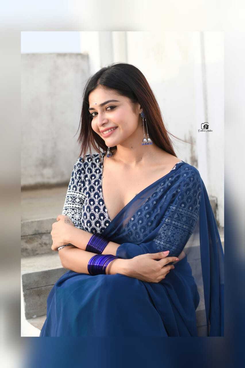 ஜாக்கெட் போட மறந்துட்டீங்களா?.. பின்னழகை காட்டி திக்குமுக்காட வைத்த தர்ஷா குப்தா ?