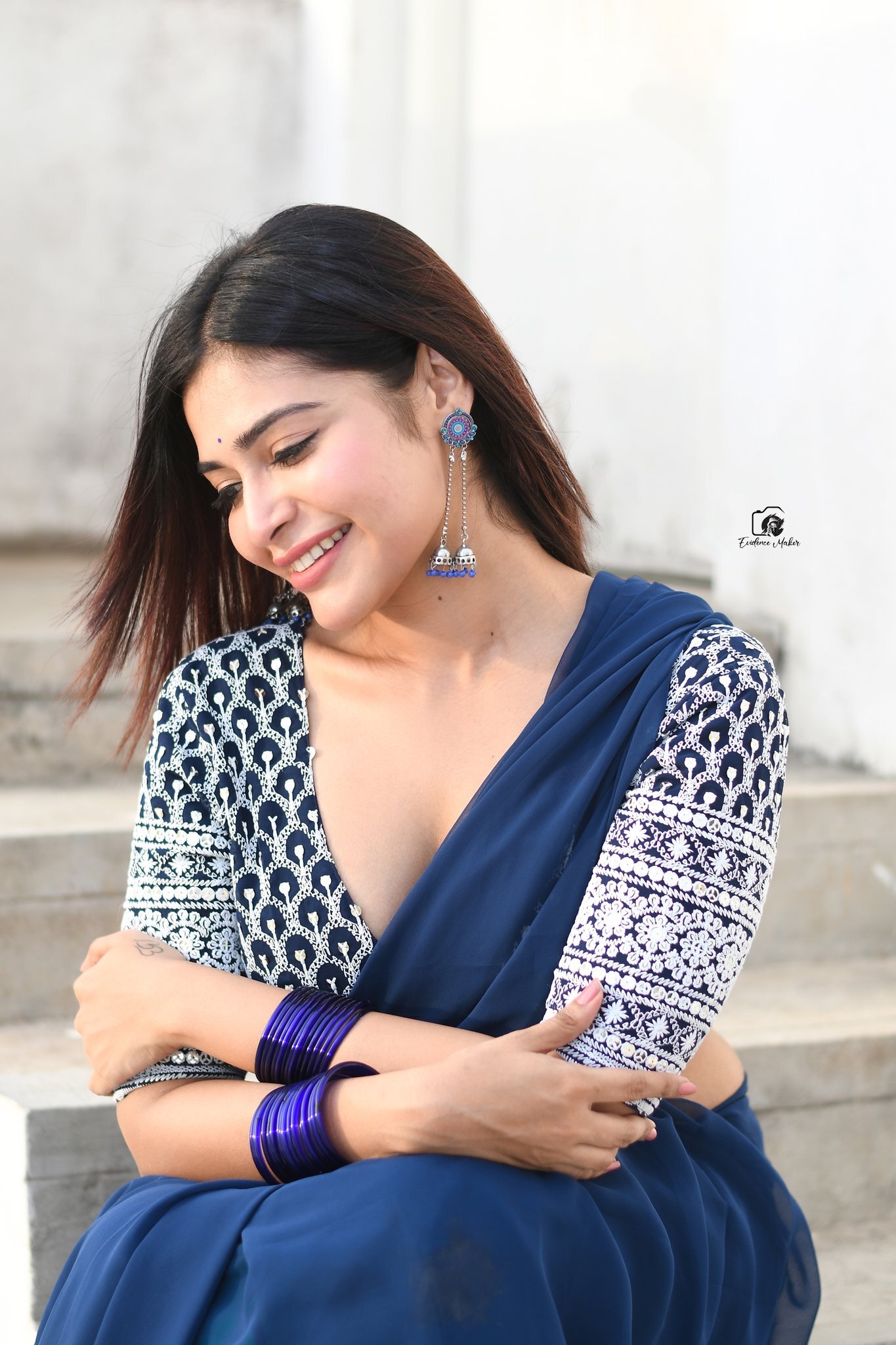 ஜாக்கெட் போட மறந்துட்டீங்களா?.. பின்னழகை காட்டி திக்குமுக்காட வைத்த தர்ஷா குப்தா ?