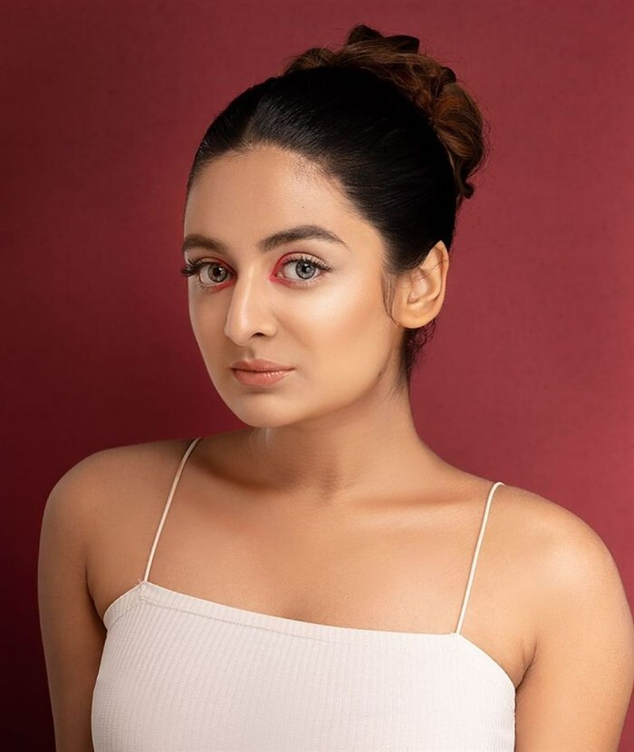 നായികയായുള്ള തിരിച്ച് വരവിന് വേണ്ടിയോ ഈ മാറ്റം?, മനംകവർന്ന് എസ്തറിന്റെ ചിത്രങ്ങൾ!