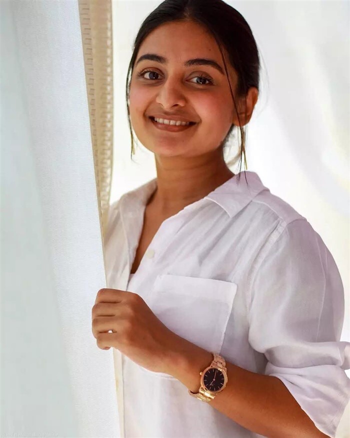 നായികയായുള്ള തിരിച്ച് വരവിന് വേണ്ടിയോ ഈ മാറ്റം?, മനംകവർന്ന് എസ്തറിന്റെ ചിത്രങ്ങൾ!