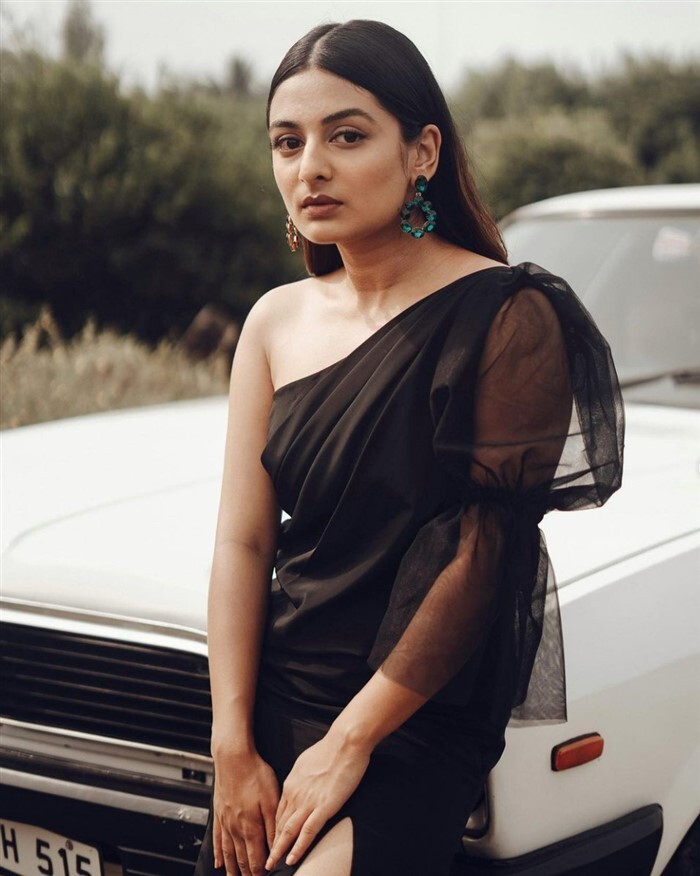 നായികയായുള്ള തിരിച്ച് വരവിന് വേണ്ടിയോ ഈ മാറ്റം?, മനംകവർന്ന് എസ്തറിന്റെ ചിത്രങ്ങൾ!