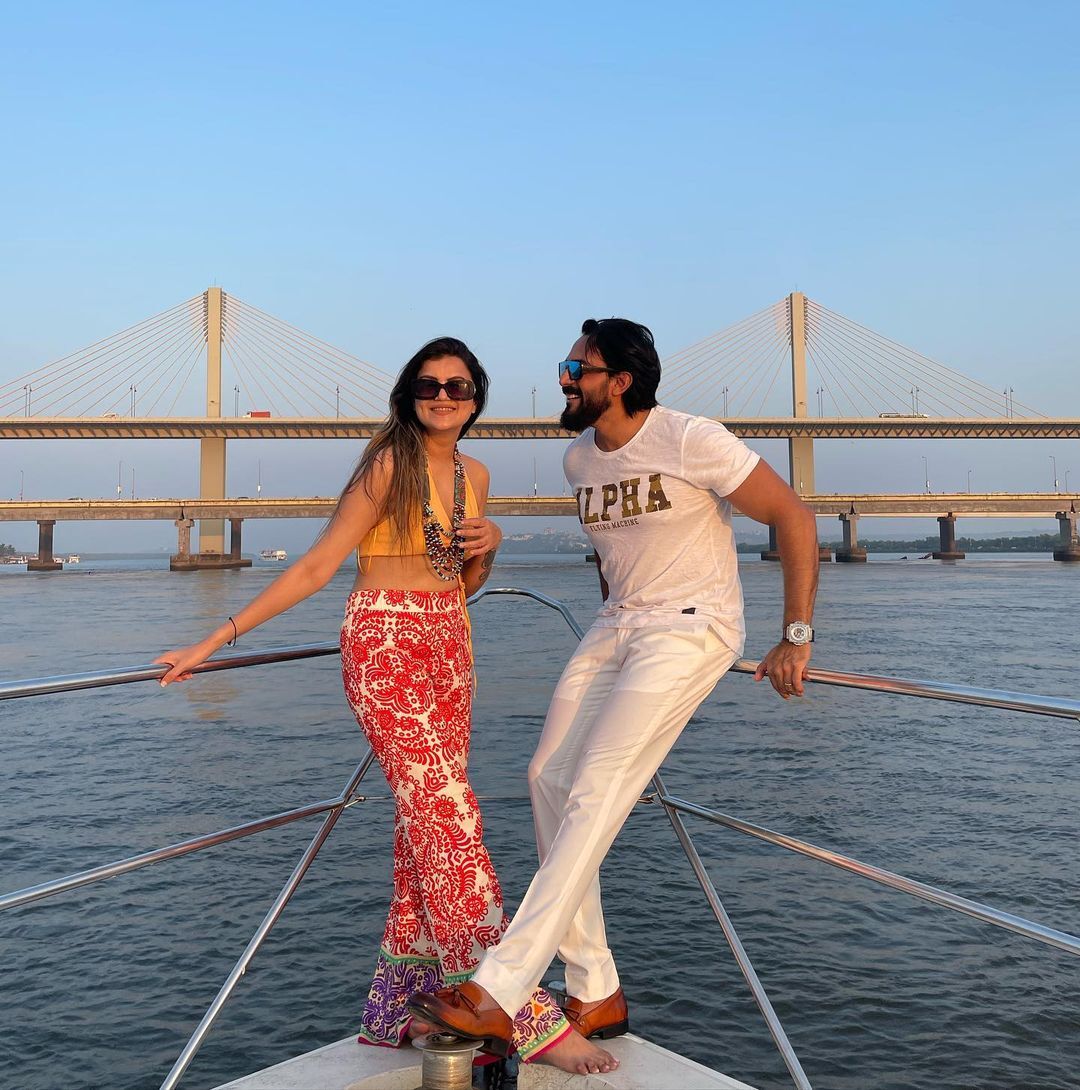 Karthik Jayaram With Rumour Girl Friend Aparnna Samanta