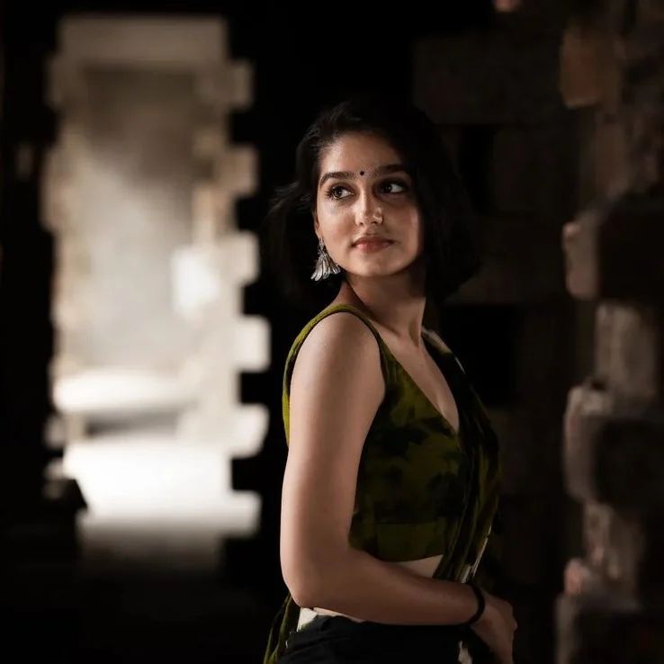 malayalam-actress-anaswara-rajan-stunning-saree-pic-viral-in-instagram_165564264960.jpg