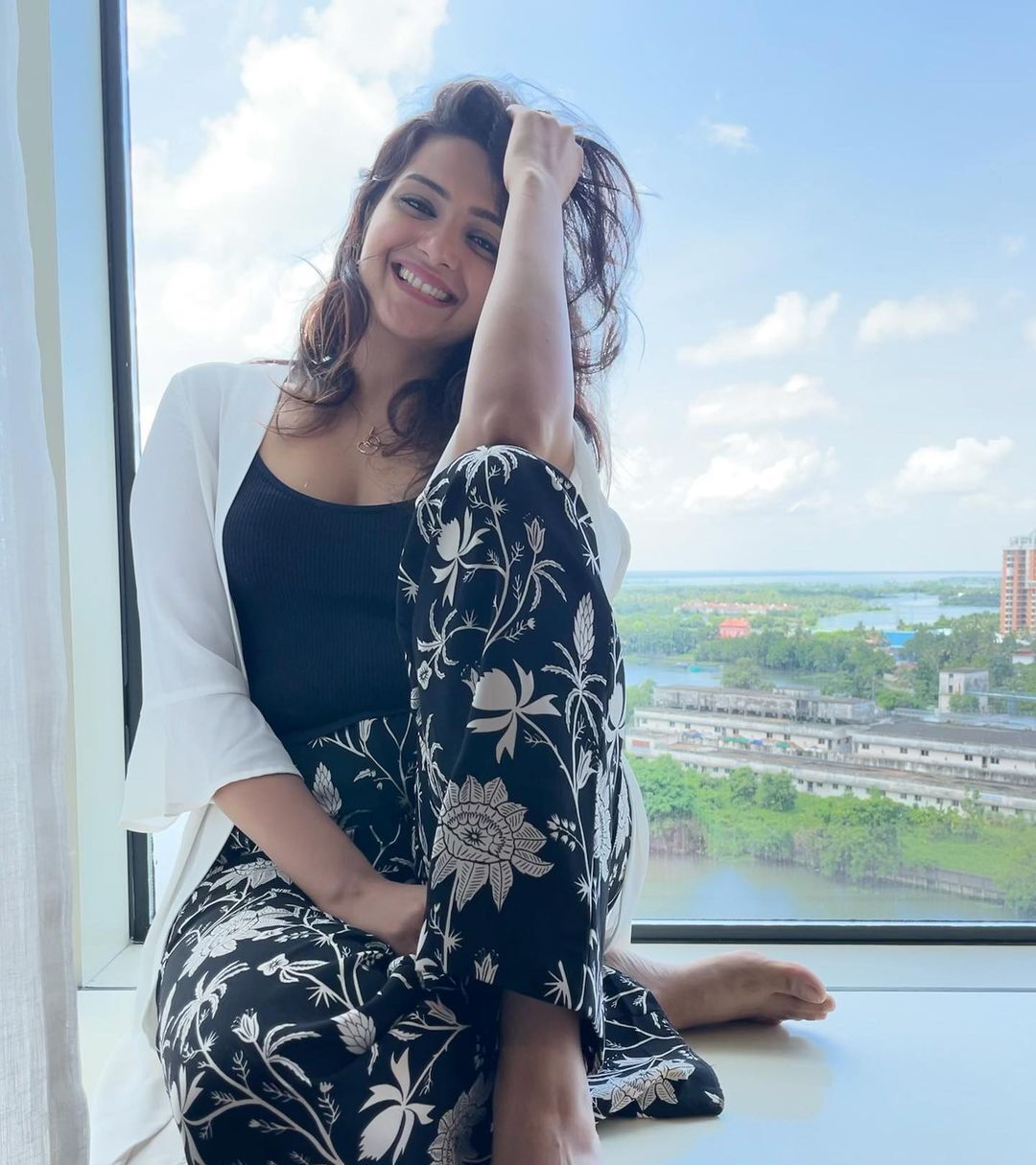 ഗ്ലാമറസ് ഡാൻസുമായി ദിവ്യ... വീഡിയോ ഏറ്റെടുത്ത് സോഷ്യൽ മീഡിയ