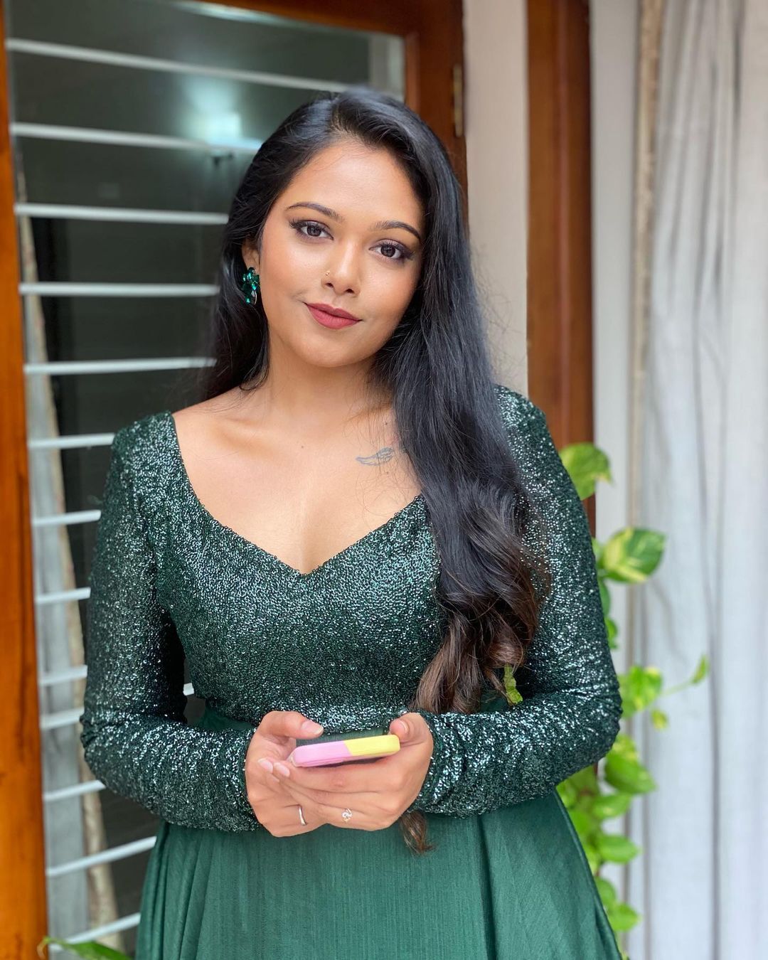 'ആ ചിരിക്ക് കൊടുക്കണം പൈസ...', ക്യൂട്ട് ലുക്കിൽ റബേക്ക സന്തോഷ്, കാണാം ചിത്രങ്ങൾ
