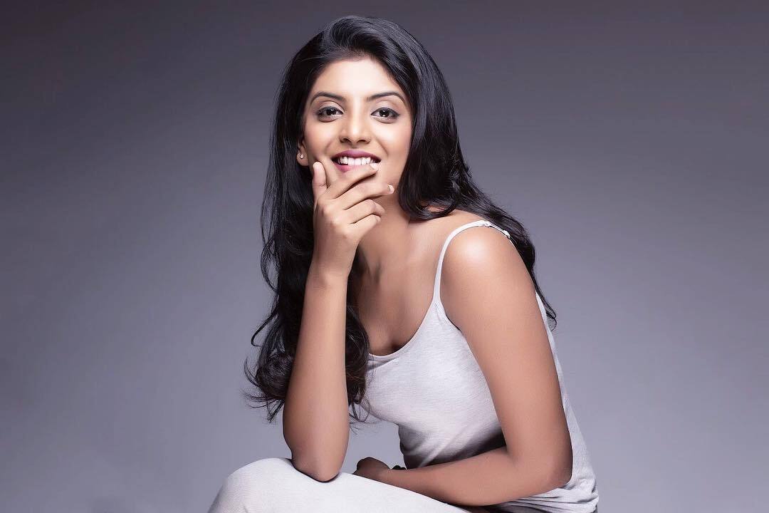 ಕಲರ್‌ಫುಲ್ ಕಾಸ್ಟ್ಯೂಮ್‌ಗಳಲ್ಲಿ ಬಿಂದಾಸ್ ನಿವೇದಿತಾ ಸತೀಶ್