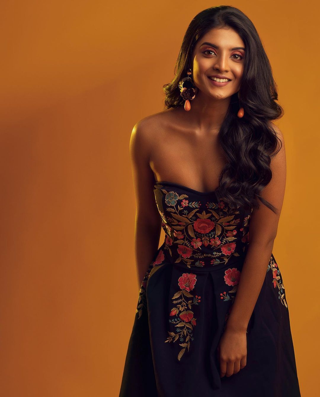 ಕಲರ್‌ಫುಲ್ ಕಾಸ್ಟ್ಯೂಮ್‌ಗಳಲ್ಲಿ ಬಿಂದಾಸ್ ನಿವೇದಿತಾ ಸತೀಶ್