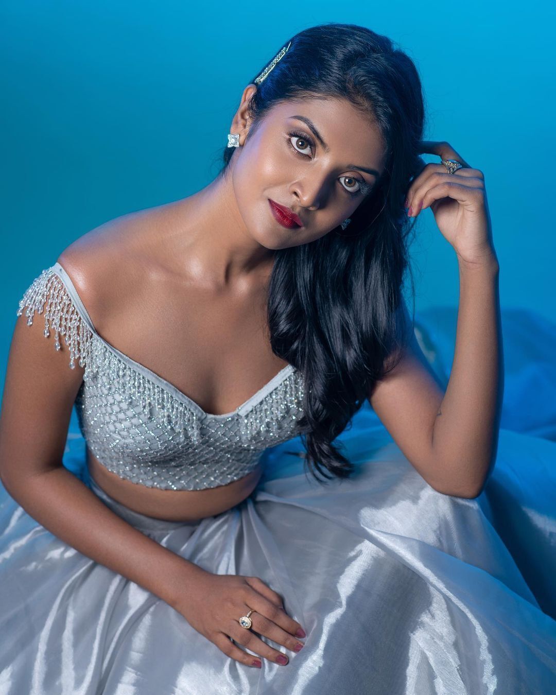 ಕಲರ್‌ಫುಲ್ ಕಾಸ್ಟ್ಯೂಮ್‌ಗಳಲ್ಲಿ ಬಿಂದಾಸ್ ನಿವೇದಿತಾ ಸತೀಶ್