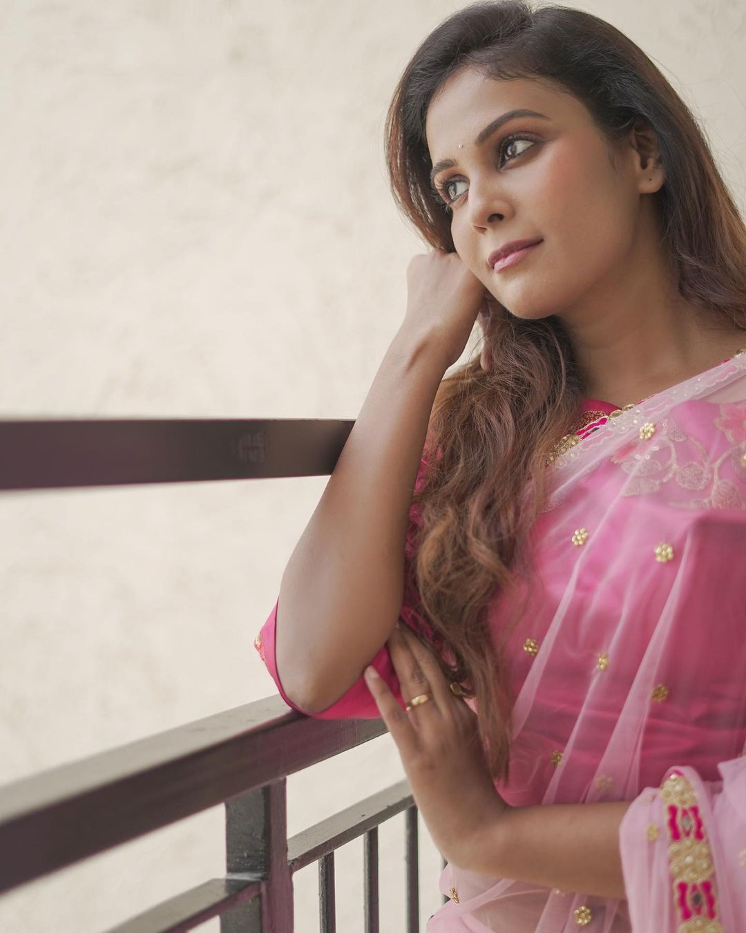 ஆடையை நழுவ விட்டு பாத்டப்பில் ஹாட் போஸ் கொடுத்த சாந்தினி தமிழரசன்