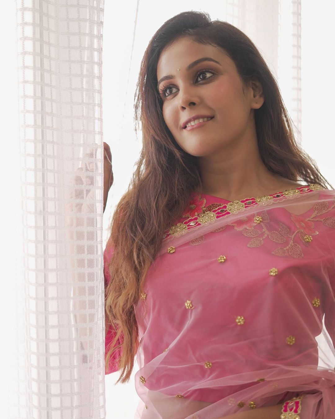 ஆடையை நழுவ விட்டு பாத்டப்பில் ஹாட் போஸ் கொடுத்த சாந்தினி தமிழரசன்