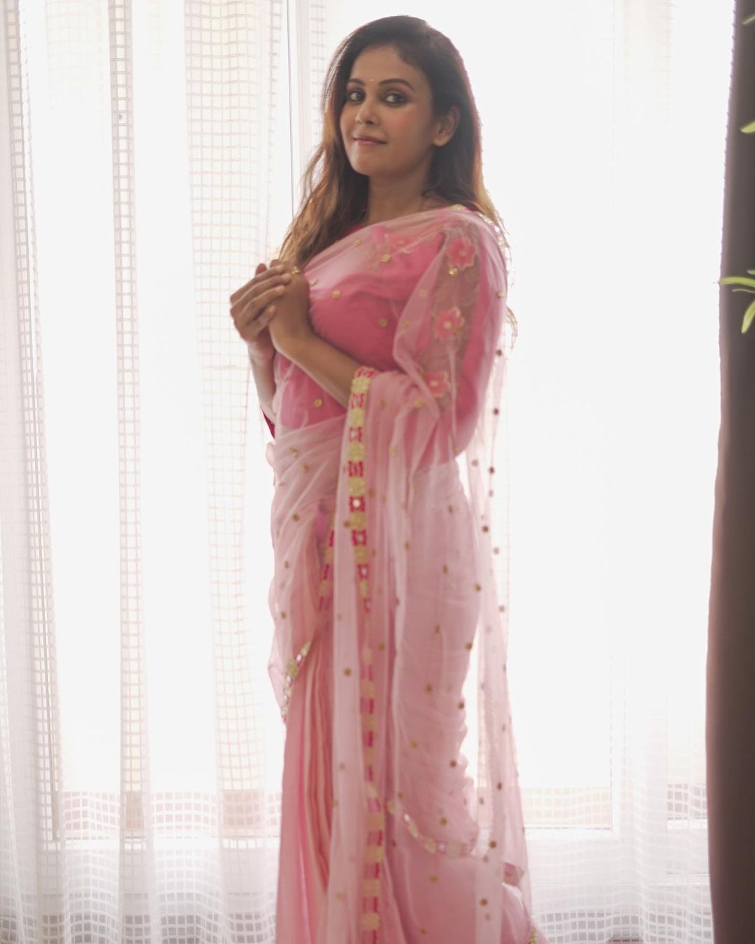 ஆடையை நழுவ விட்டு பாத்டப்பில் ஹாட் போஸ் கொடுத்த சாந்தினி தமிழரசன்