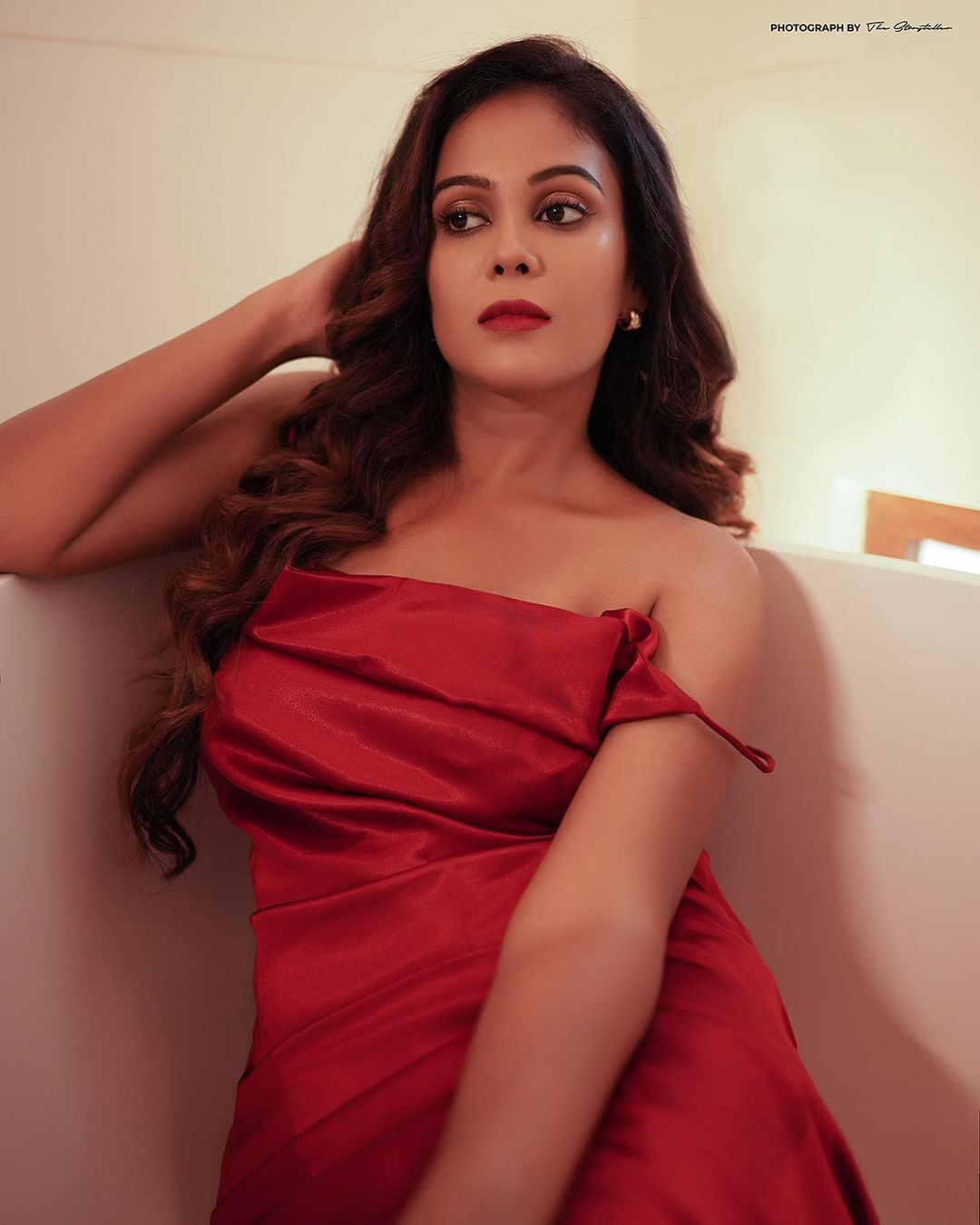 ஆடையை நழுவ விட்டு பாத்டப்பில் ஹாட் போஸ் கொடுத்த சாந்தினி தமிழரசன்