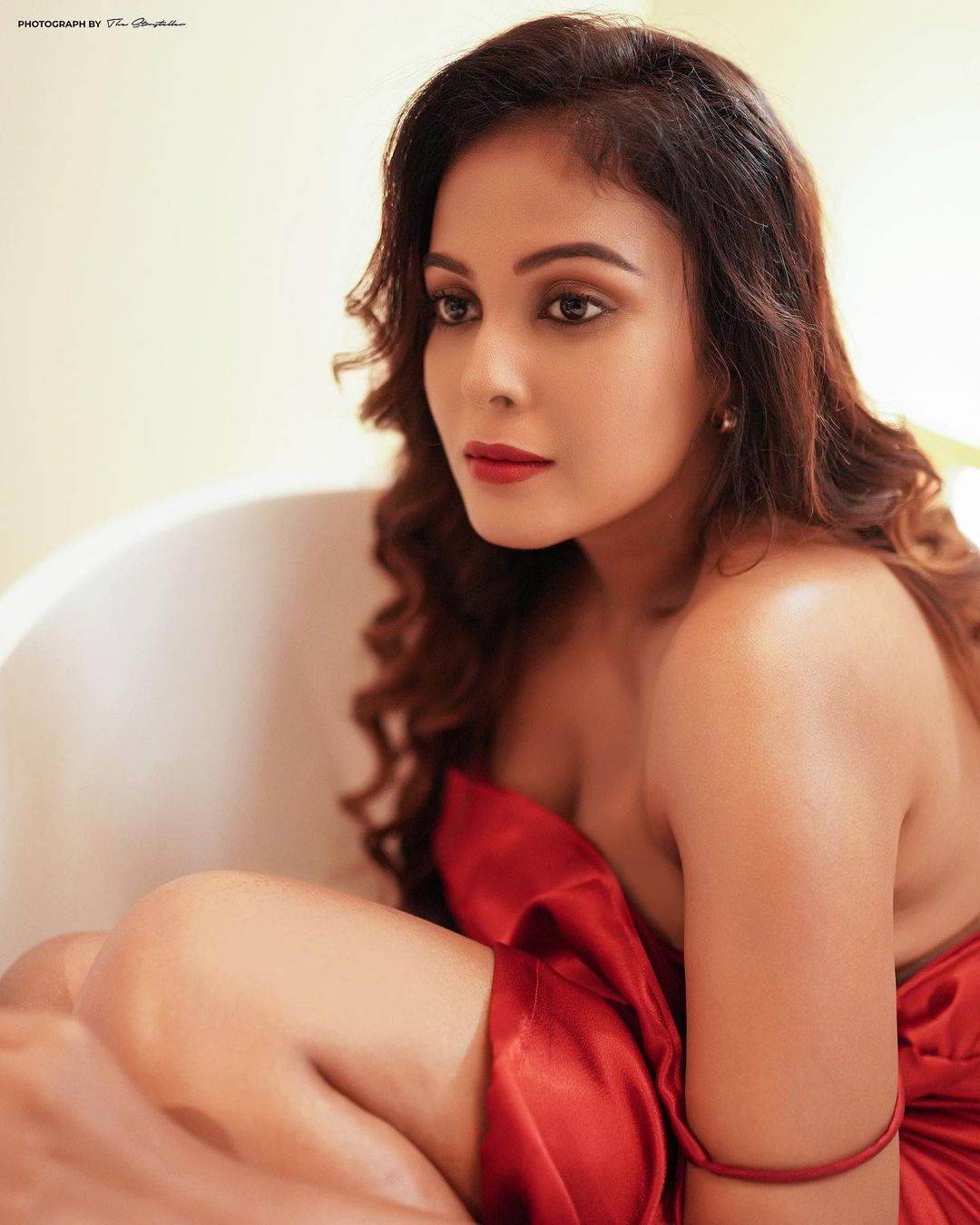 ஆடையை நழுவ விட்டு பாத்டப்பில் ஹாட் போஸ் கொடுத்த சாந்தினி தமிழரசன்