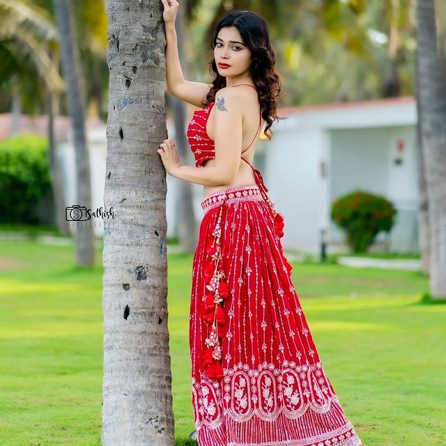 கடற்கரையில் கவர்ச்சி ட்ரீட் வைத்த தர்ஷா குப்தா...செம ஹாட் போட்டோஸ் 