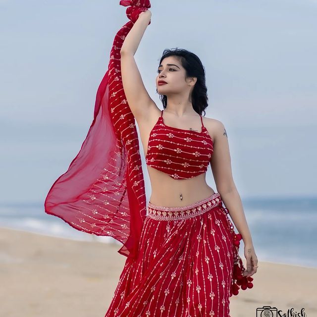 கடற்கரையில் கவர்ச்சி ட்ரீட் வைத்த தர்ஷா குப்தா...செம ஹாட் போட்டோஸ் 