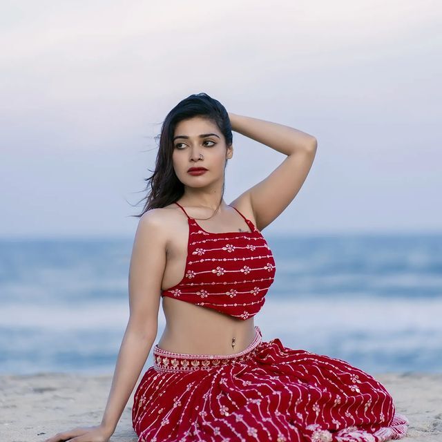 கடற்கரையில் கவர்ச்சி ட்ரீட் வைத்த தர்ஷா குப்தா...செம ஹாட் போட்டோஸ் 