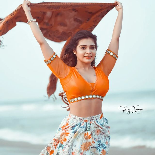 கடற்கரையில் கவர்ச்சி ட்ரீட் வைத்த தர்ஷா குப்தா...செம ஹாட் போட்டோஸ் 