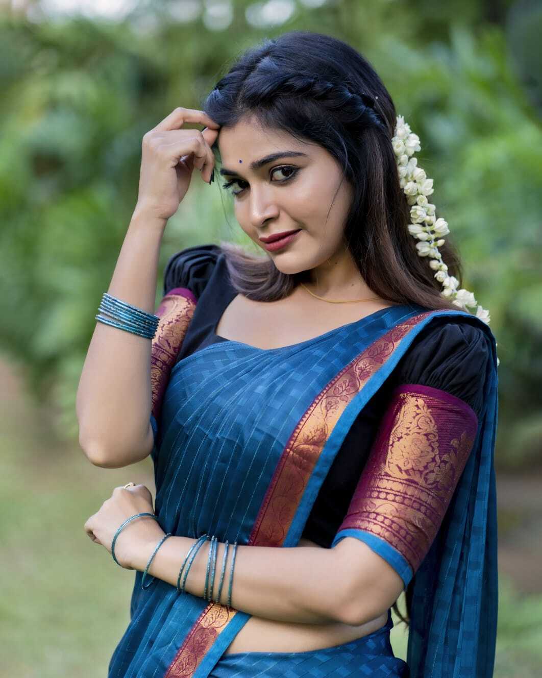 இடையழகில் சிம்ரன்,இலியானாவை ஓரம் கட்டிய தர்ஷா குப்தா.. உச்சு கொட்டும் ரசிகர்கள்!