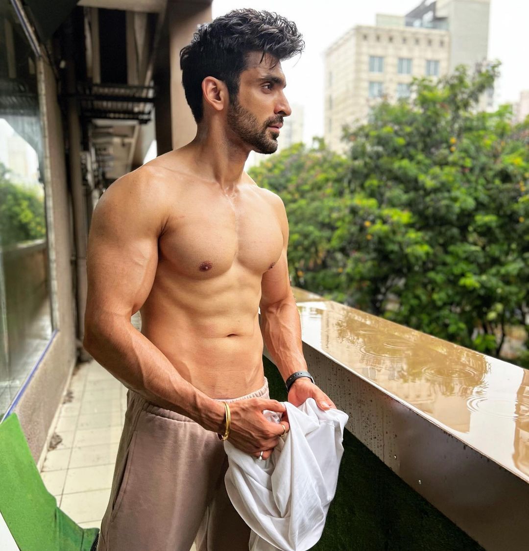 Arjit Taneja Enjoys Mumbai Rains In THIS HOT Manner