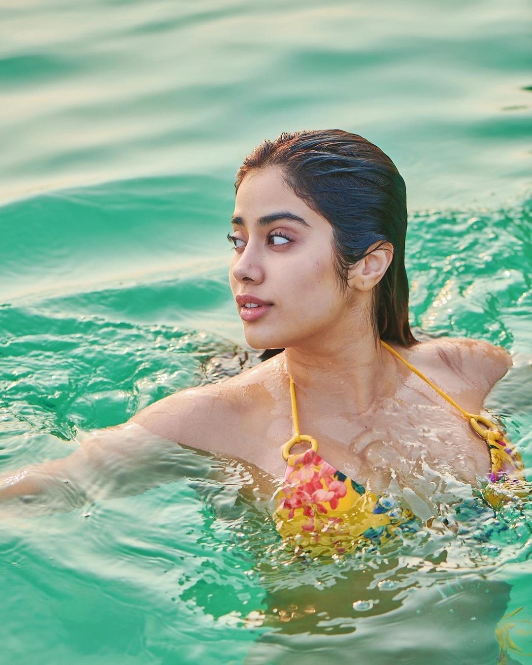 பாலிவுட் ஹீரோயின்லாம் ஒல்லியா இருக்கணும்னு யாரு சொன்னா.. ஜாக் ஃப்ரூட்டாக ஜொலிக்கும் ஜான்வி கபூர்!