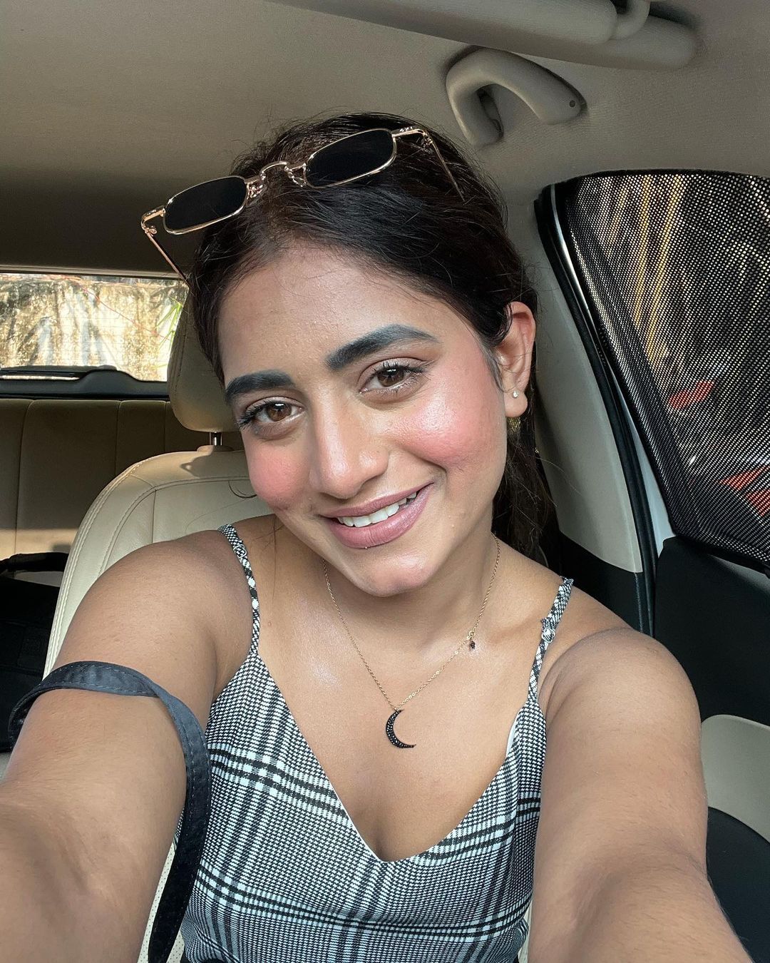 Nayani Pavani: హీరోయిన్లకు తగ్గకుండా అందాలు ఆరబోస్తున్న నయనిపావని..