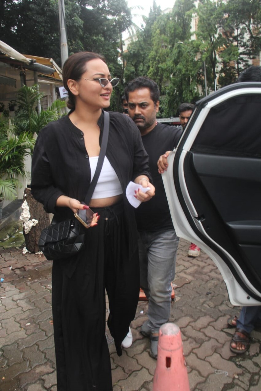 Sonakshi Sinha and Zaheer Iqbal snapped at a cafe in Bandra