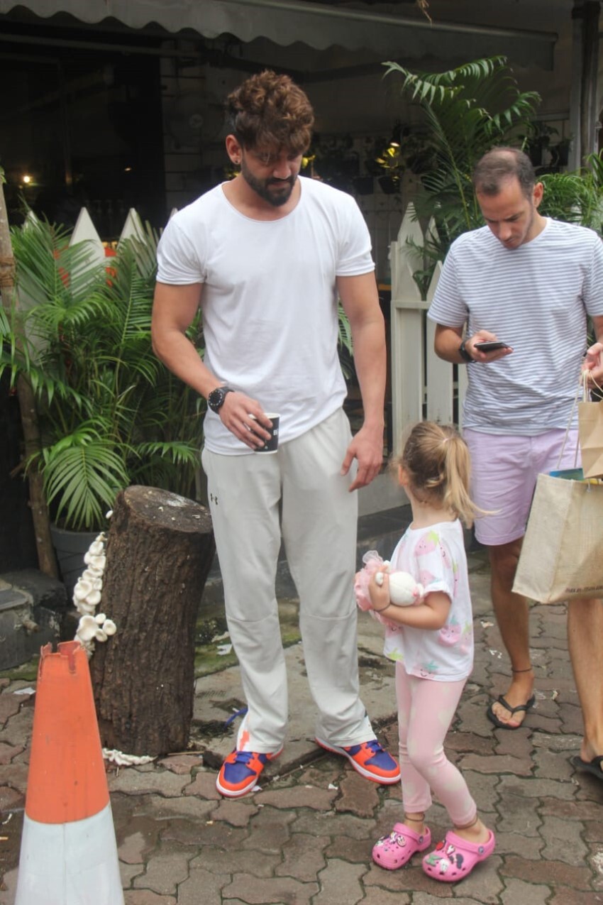 Sonakshi Sinha and Zaheer Iqbal snapped at a cafe in Bandra