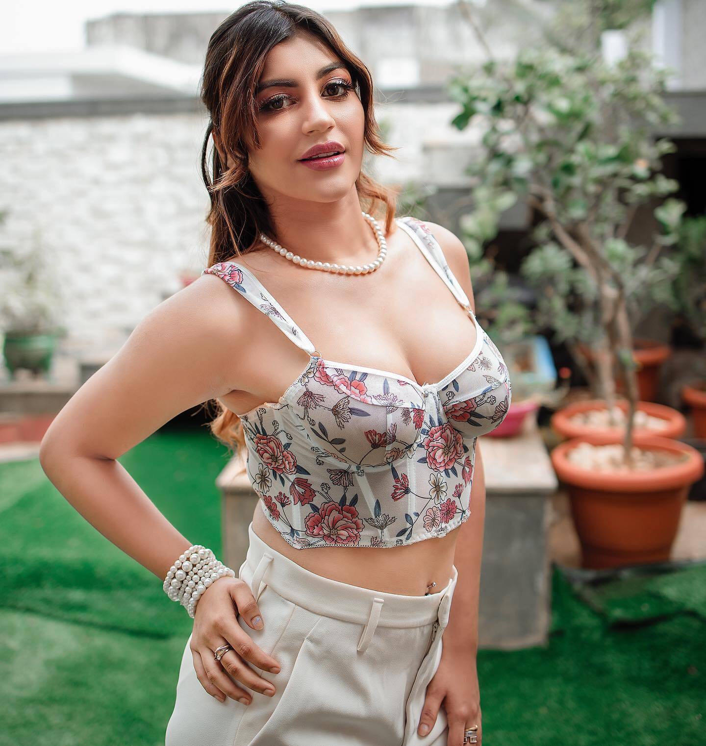 Photos: தோழிக்கு லிப் கிஸ்.. யாஷிகா ஆனந்தை அப்படி கலாய்க்கும் நெட்டிசன்கள்!