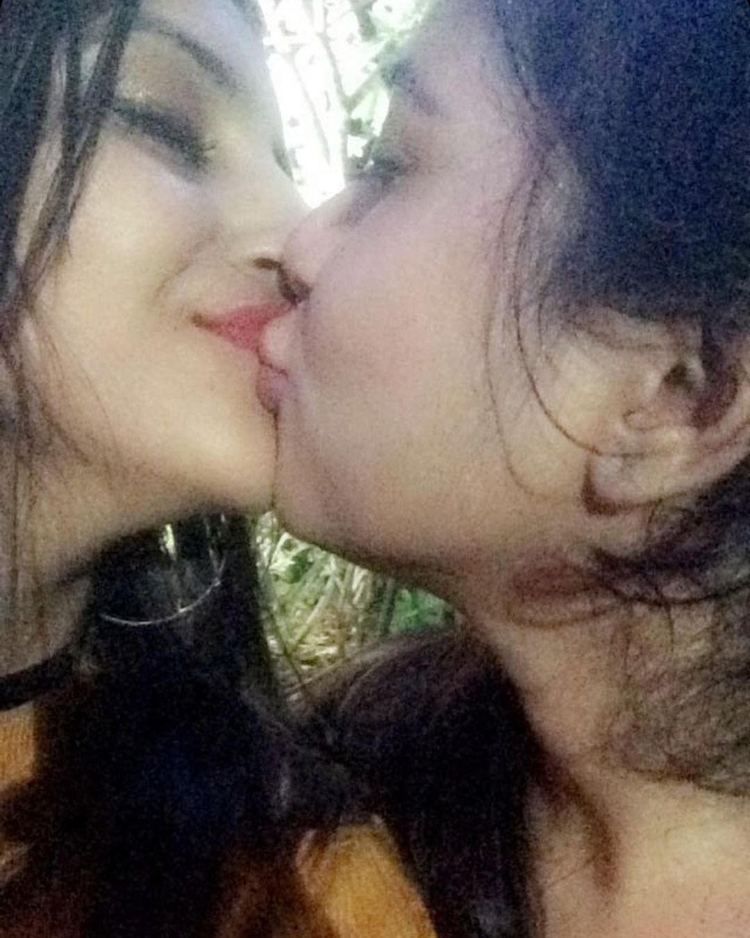 Photos: தோழிக்கு லிப் கிஸ்.. யாஷிகா ஆனந்தை அப்படி கலாய்க்கும் நெட்டிசன்கள்!