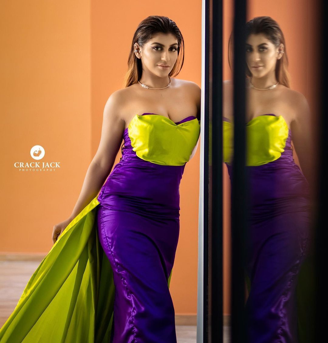 Photos: தோழிக்கு லிப் கிஸ்.. யாஷிகா ஆனந்தை அப்படி கலாய்க்கும் நெட்டிசன்கள்!