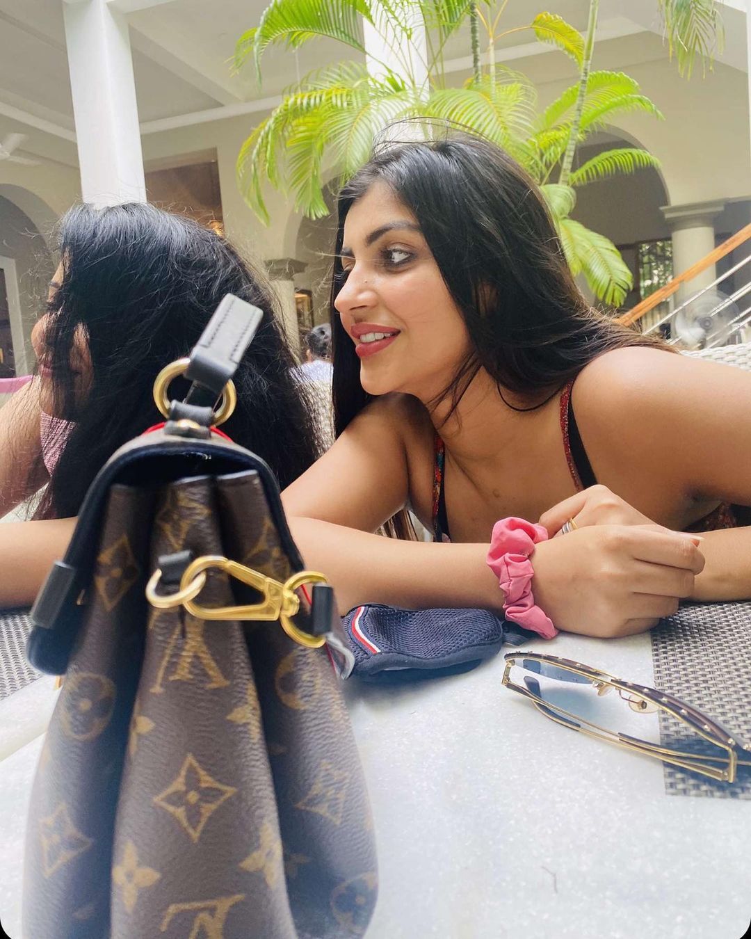 Photos: தோழிக்கு லிப் கிஸ்.. யாஷிகா ஆனந்தை அப்படி கலாய்க்கும் நெட்டிசன்கள்!