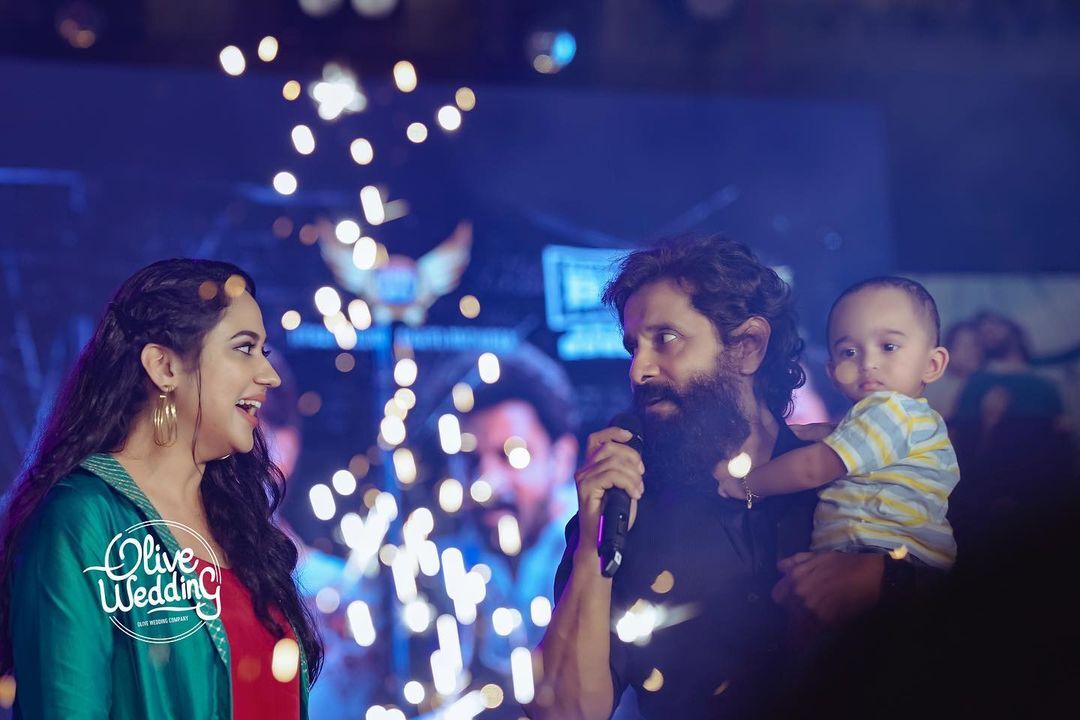 ചിയാനൊപ്പം ക്യൂട്ടായി ലൂക്ക... കോബ്ര പ്രമോഷണൽ ചടങ്ങിൽ വിക്രമിനോപ്പം തിളങ്ങി മിയയും കുടുംബവും