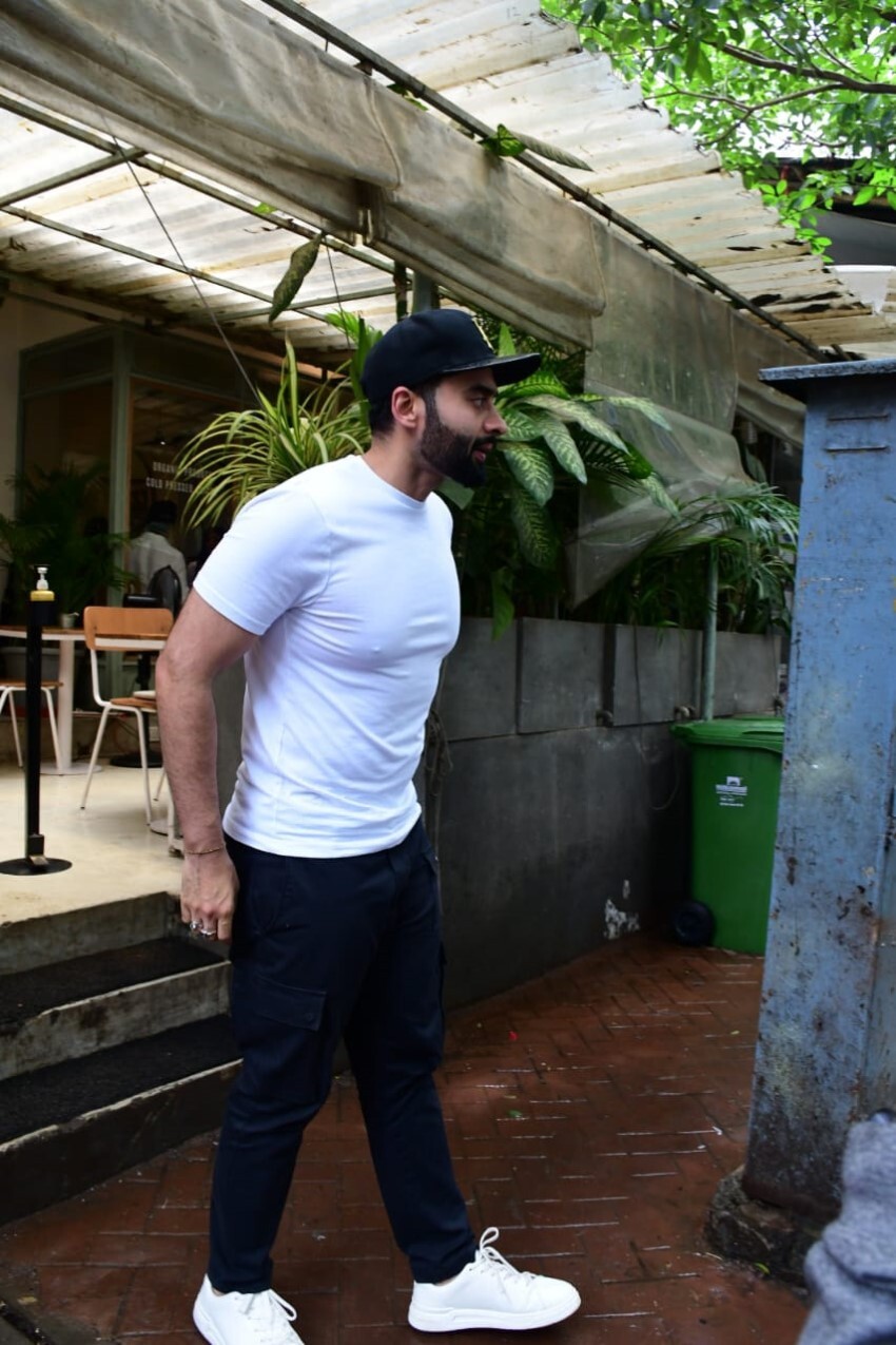 Jackky Bhagnani and Rakul Preeti Singh spotted at cafe in Bandra