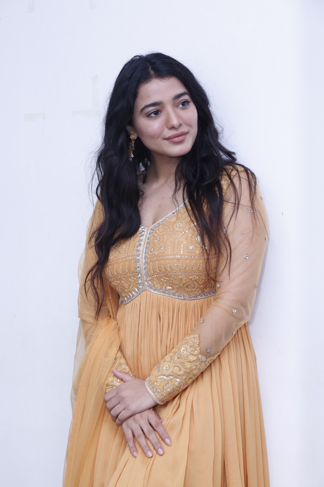 Ketika Sharma స్మైల్‌తో చంపేస్తున్న రొమాంటిక్ భామ