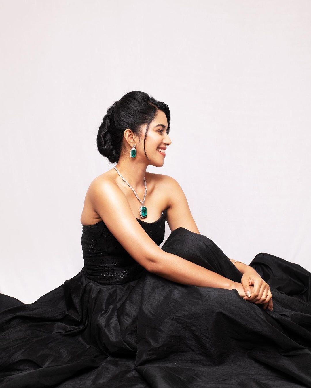 அப்படியே மின்னுது..அரைகுறை ஆடையில் மிர்னாலினி ரவி வெளியிட்ட ஹாட் போட்டோ!