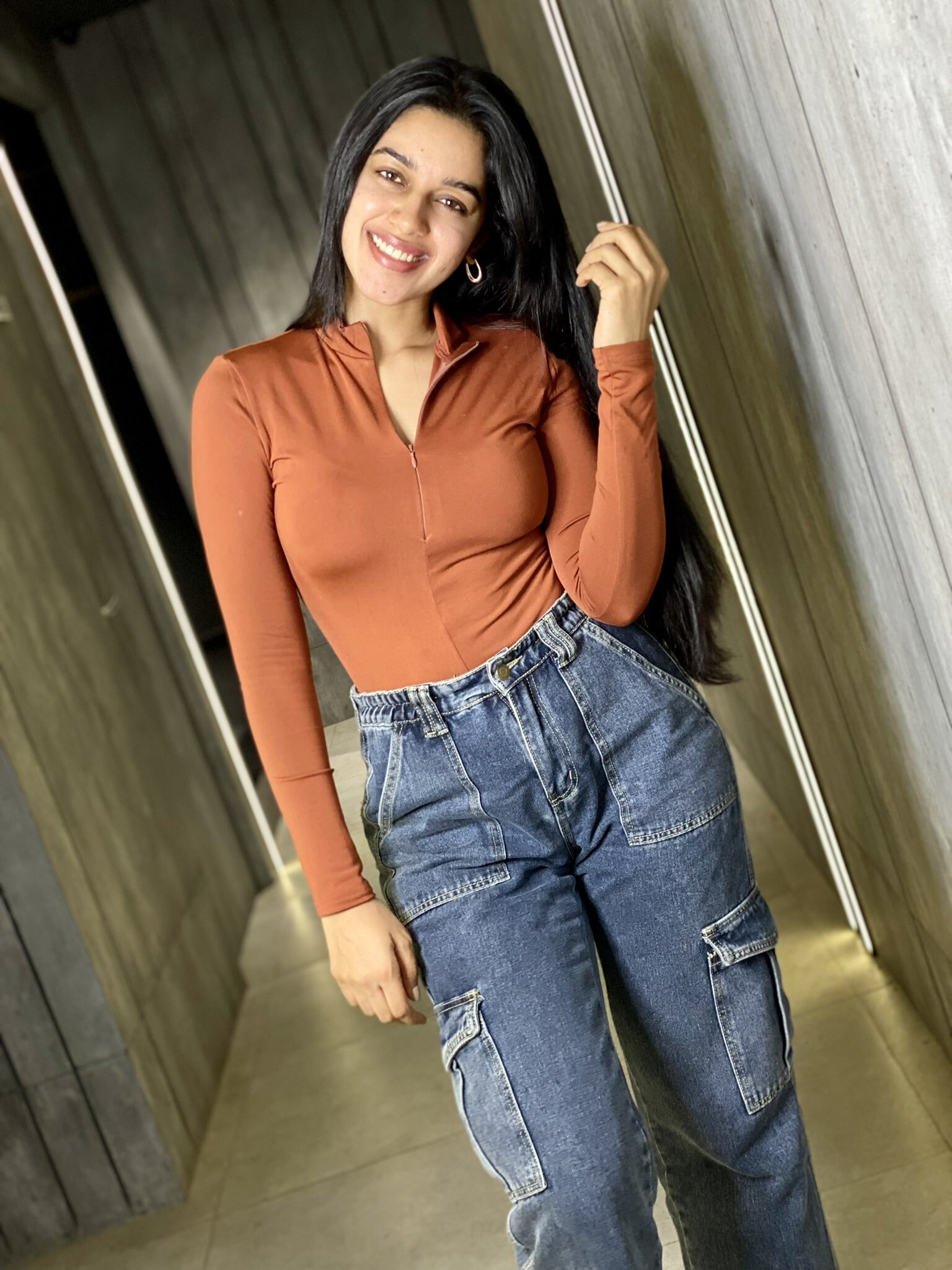 அப்படியே மின்னுது..அரைகுறை ஆடையில் மிர்னாலினி ரவி வெளியிட்ட ஹாட் போட்டோ!