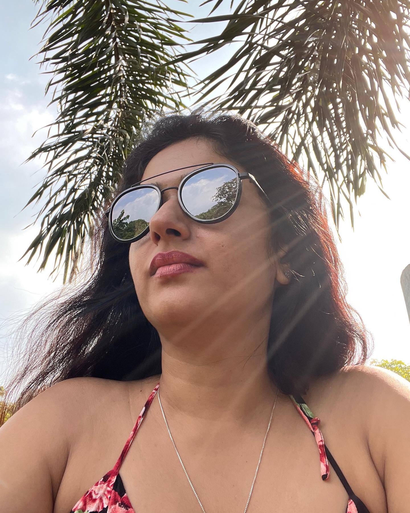 பிகினியில் அதகளம் செய்யும் பூனம் பஜ்வா.. எவ்வளவு ப்ரெஷ்ஷா இருக்காங்க!