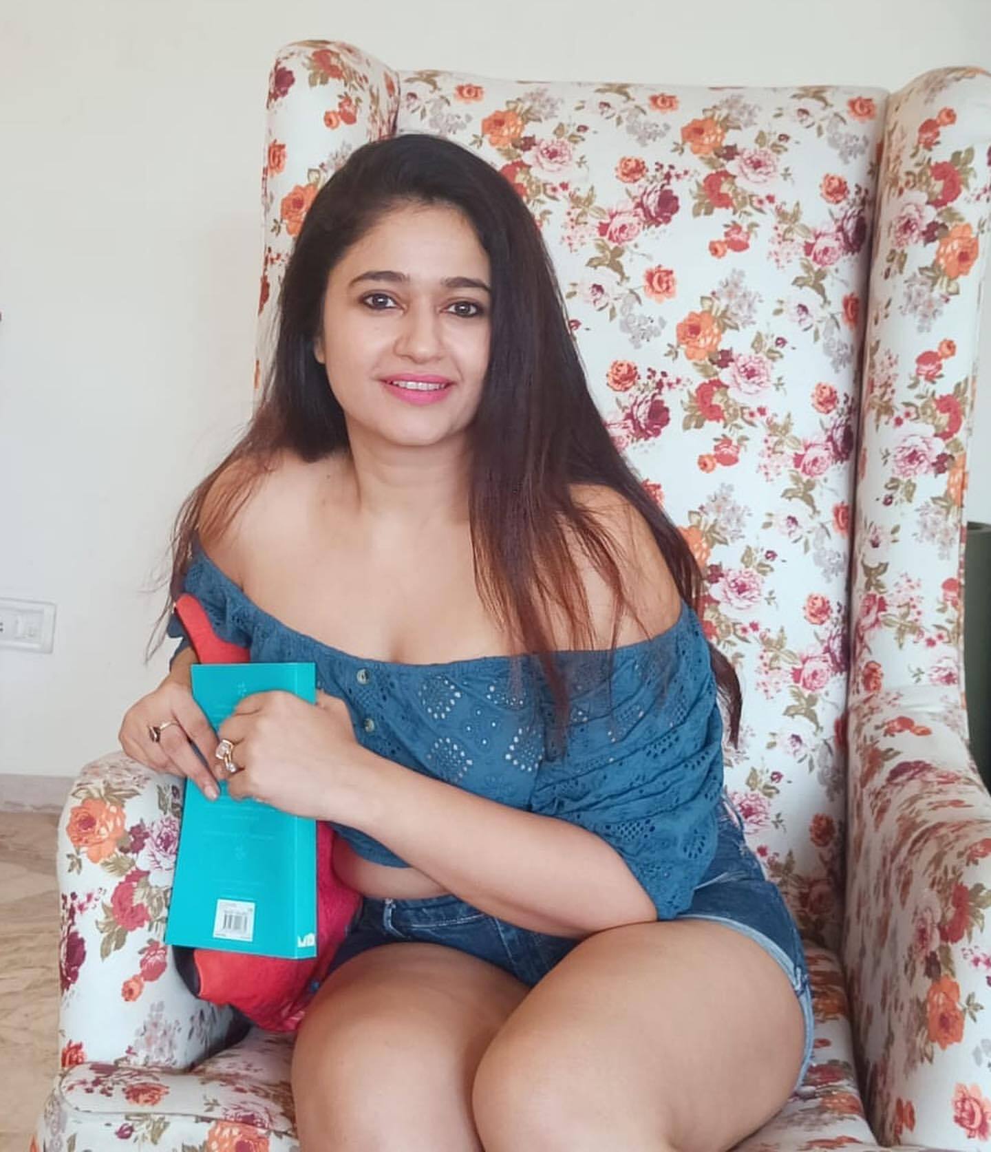 பிகினியில் அதகளம் செய்யும் பூனம் பஜ்வா.. எவ்வளவு ப்ரெஷ்ஷா இருக்காங்க!