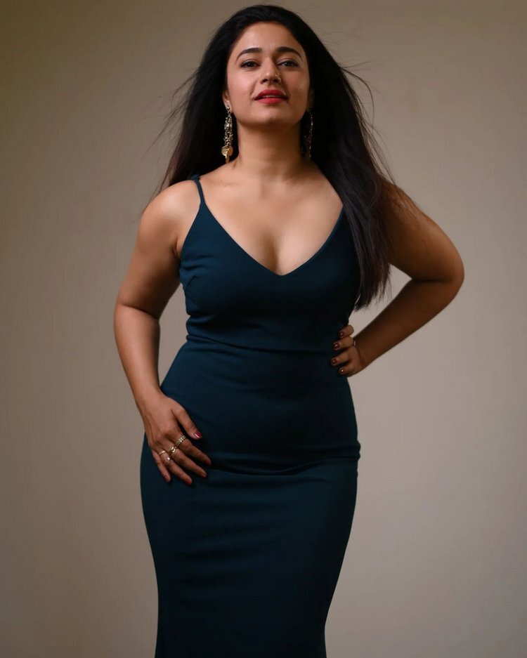 பிகினியில் அதகளம் செய்யும் பூனம் பஜ்வா.. எவ்வளவு ப்ரெஷ்ஷா இருக்காங்க!