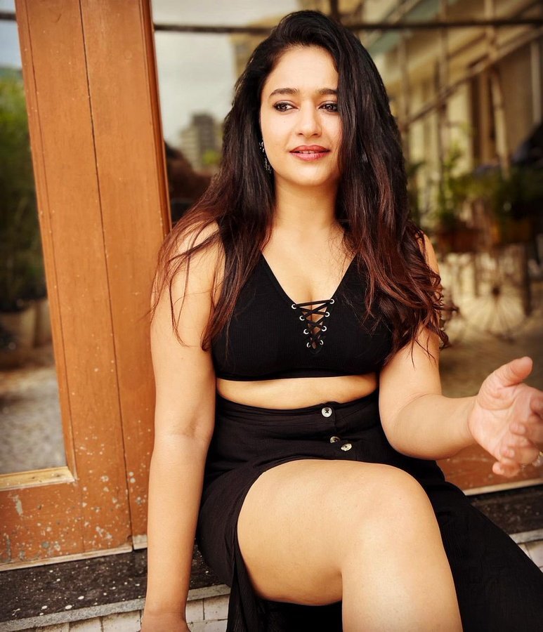 பிகினியில் அதகளம் செய்யும் பூனம் பஜ்வா.. எவ்வளவு ப்ரெஷ்ஷா இருக்காங்க!