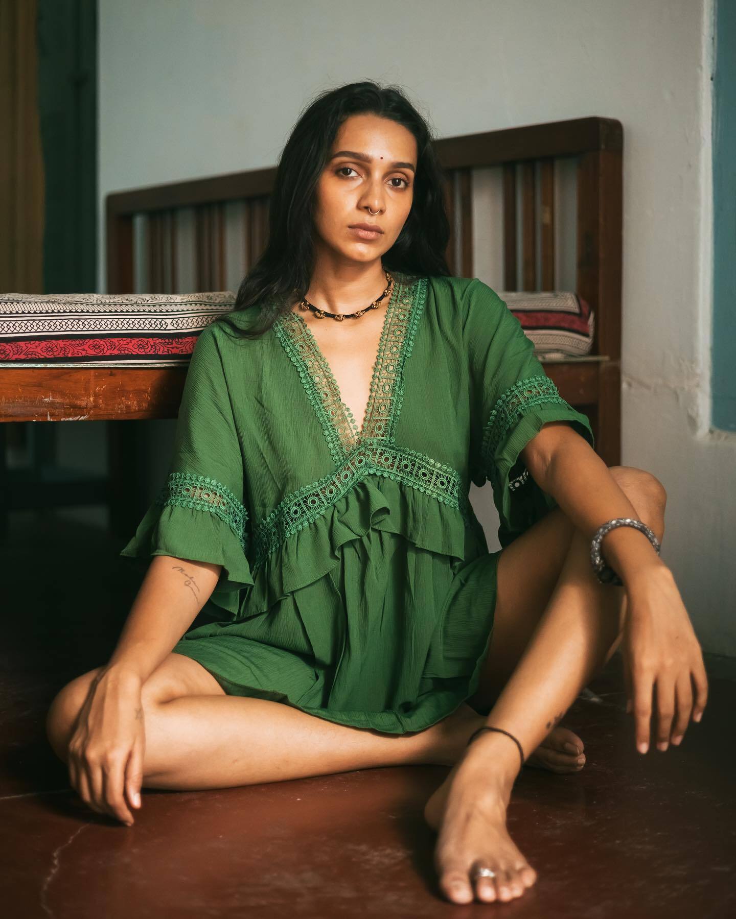 லெஸ்பியன் போட்டோஷூட்.. உள்ளாடை அணியாமல் கிறங்கடிக்கும் சஞ்சனா நடராஜன் ஹாட் பிக்ஸ்!