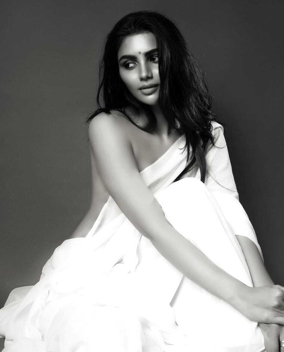 Sridevi Drama Company Fame Varsha Sizzling Pics Goes viral