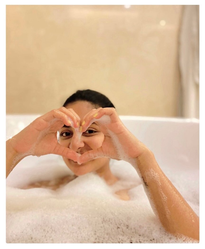  பாபநாசம் எஸ்தர் பாபாவின் எக்குத்தப்பான போஸ்.. அச்சச்சோ என்ன இதெல்லாம்!