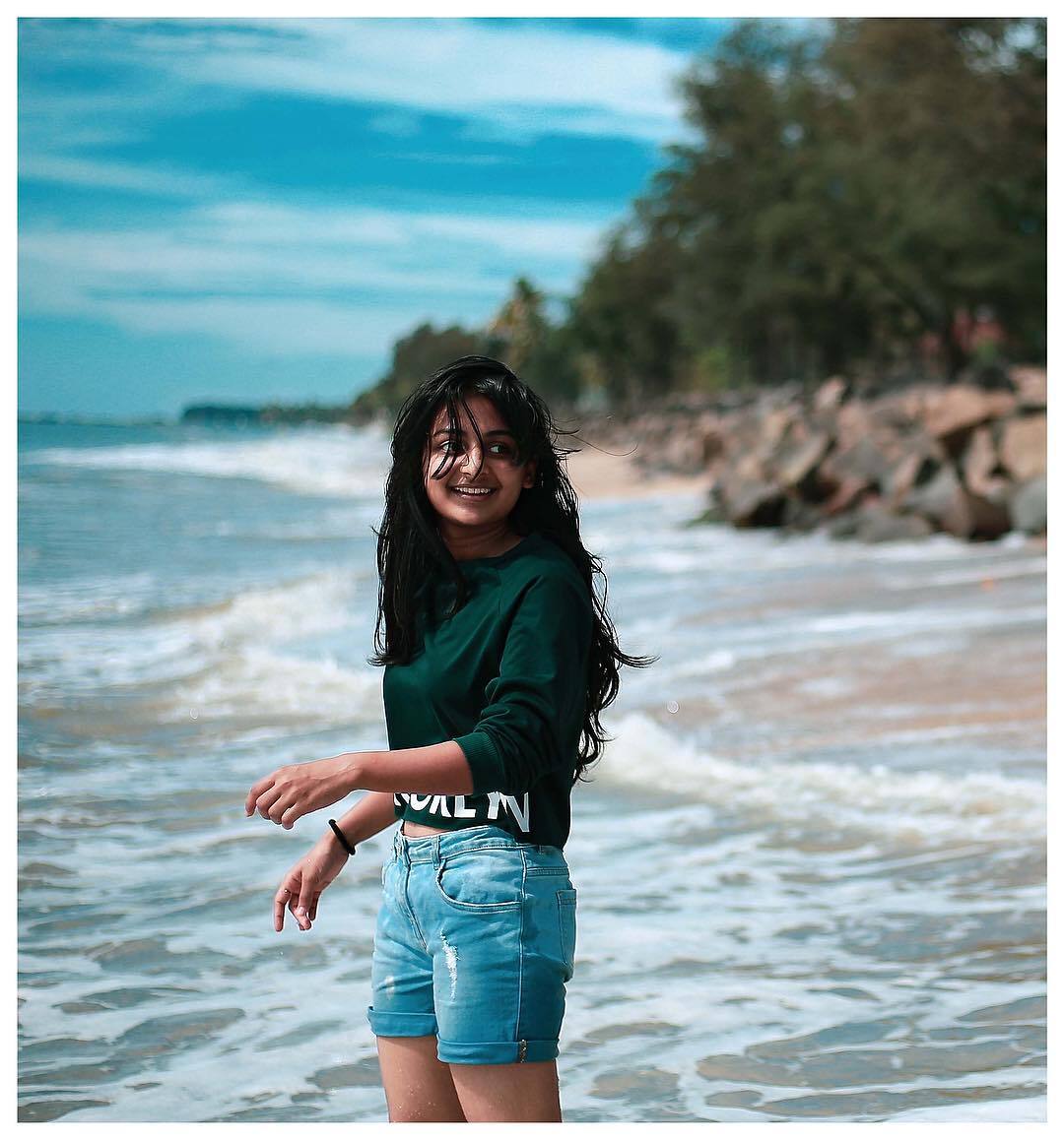  பாபநாசம் எஸ்தர் பாபாவின் எக்குத்தப்பான போஸ்.. அச்சச்சோ என்ன இதெல்லாம்!