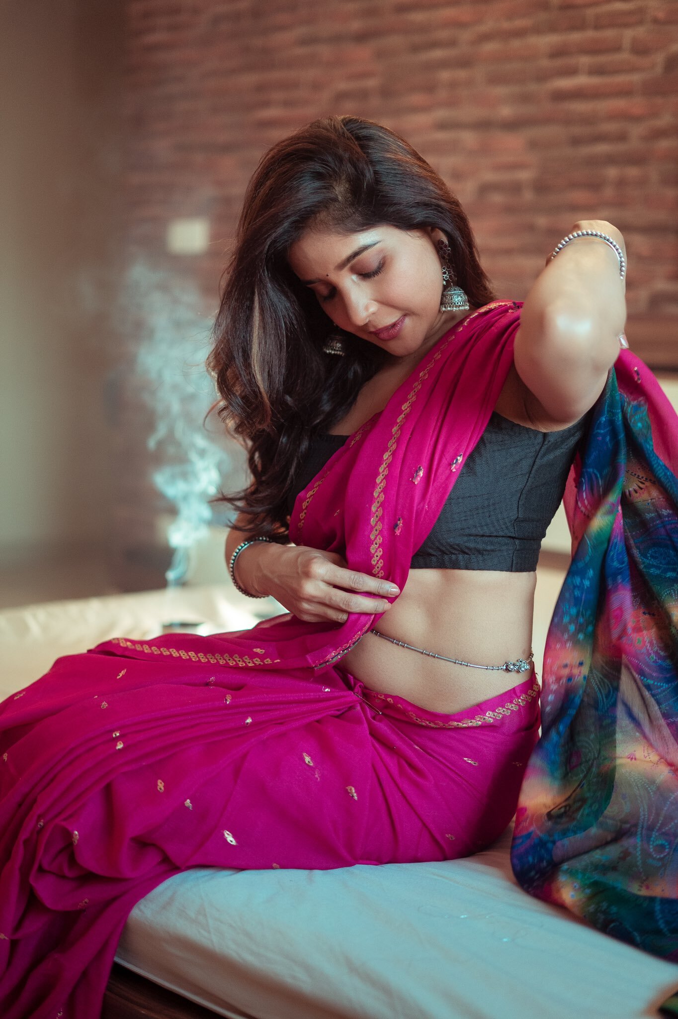 இடுப்பை இறுக்கி சங்கிலி..இது குஷி இடுப்பு இல்லை..சேலையில் சாக்ஷி அகர்வால் செம போஸ்!