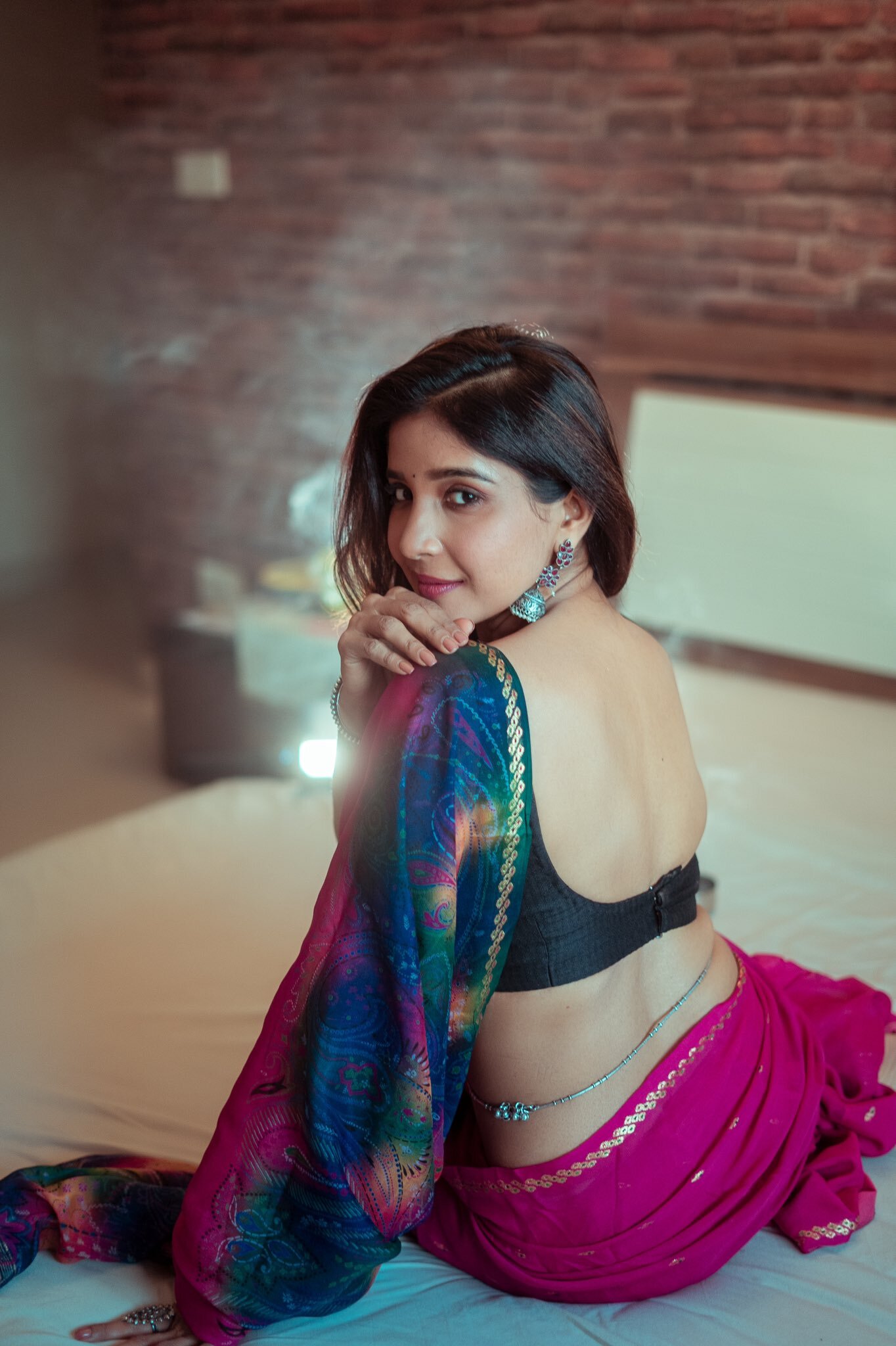 இடுப்பை இறுக்கி சங்கிலி..இது குஷி இடுப்பு இல்லை..சேலையில் சாக்ஷி அகர்வால் செம போஸ்!