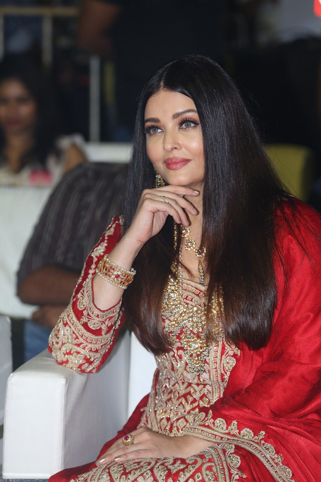 Aishwarya Rai Bachchan Looks Stunning At PS-1 Pre Release Event